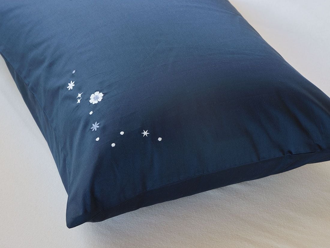 Pudebetræk bomuldssatin blueberry starry flower